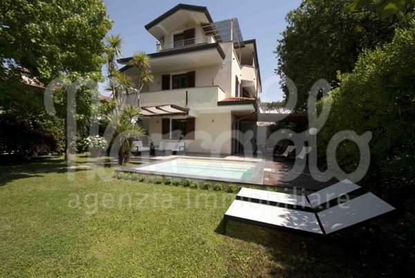 casa indipendente in affitto a Forte dei Marmi in zona Vittoria Apuana