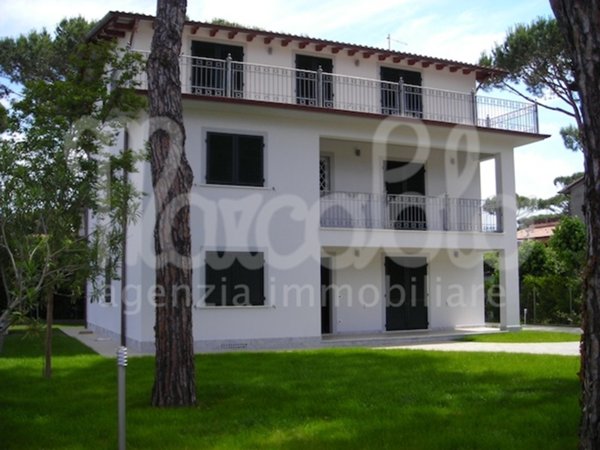 appartamento in affitto a Forte dei Marmi in zona Vittoria Apuana