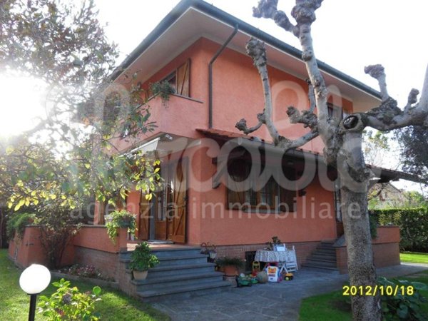 casa indipendente in affitto a Forte dei Marmi in zona Roma Imperiale