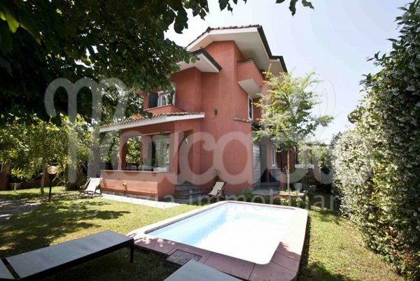 casa indipendente in affitto a Forte dei Marmi in zona Vittoria Apuana