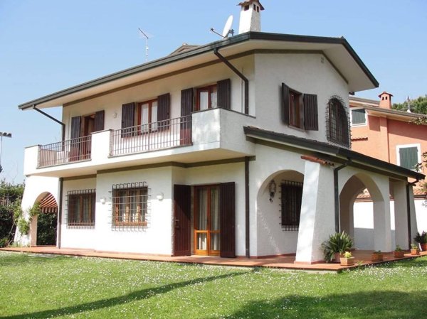 casa indipendente in affitto a Forte dei Marmi in zona Roma Imperiale
