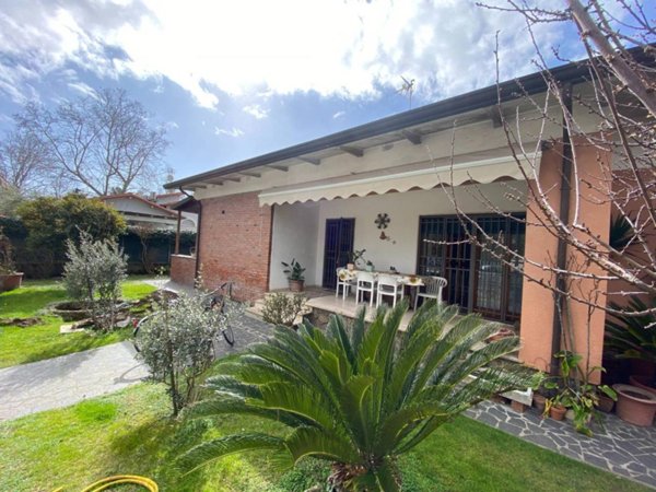 casa indipendente in affitto a Forte dei Marmi in zona Vittoria Apuana