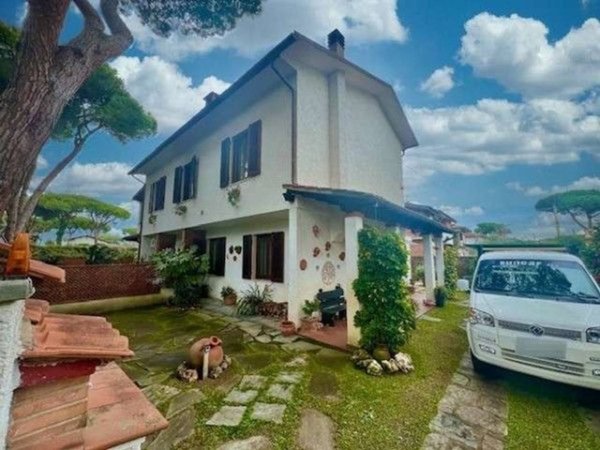 appartamento in affitto a Forte dei Marmi in zona Vittoria Apuana