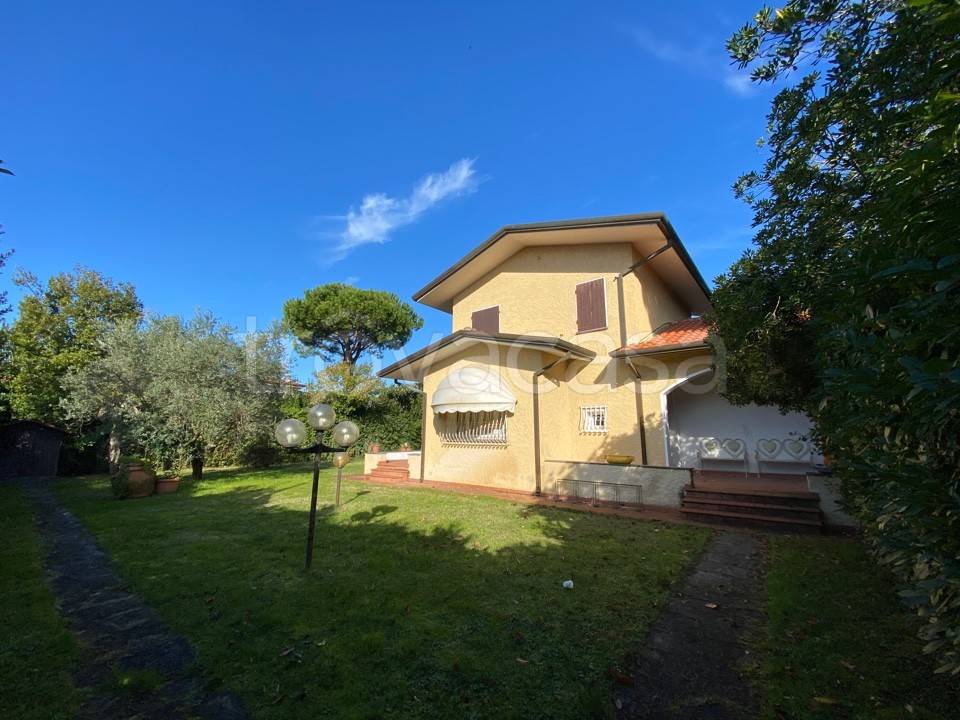 casa indipendente in affitto a Forte dei Marmi in zona Vittoria Apuana