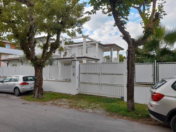 casa indipendente in affitto a Forte dei Marmi in zona Vittoria Apuana