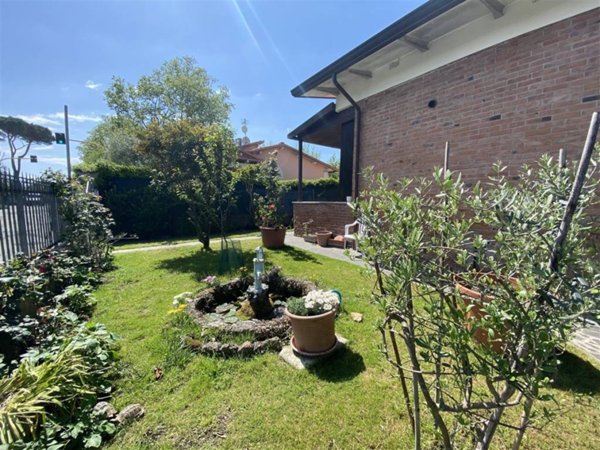 casa indipendente in affitto a Forte dei Marmi in zona Vittoria Apuana