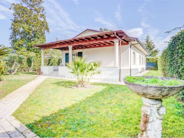 casa indipendente in affitto a Forte dei Marmi in zona Vittoria Apuana