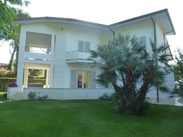 casa indipendente in affitto a Forte dei Marmi in zona Roma Imperiale