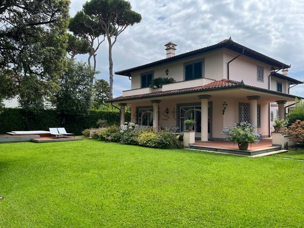 casa indipendente in affitto a Forte dei Marmi in zona Vittoria Apuana