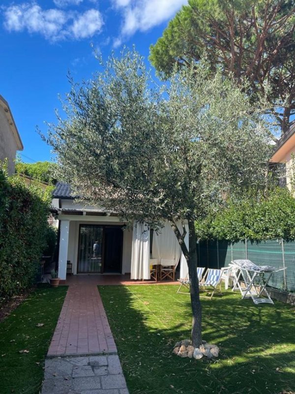 casa indipendente in affitto a Forte dei Marmi in zona Vittoria Apuana