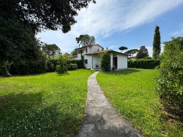 casa indipendente in affitto a Forte dei Marmi in zona Vittoria Apuana
