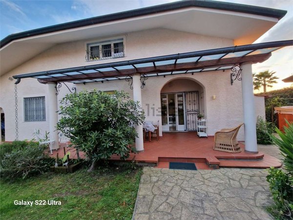 casa indipendente in affitto a Forte dei Marmi in zona Vittoria Apuana