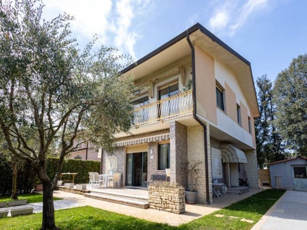 casa indipendente in affitto a Forte dei Marmi in zona Vittoria Apuana