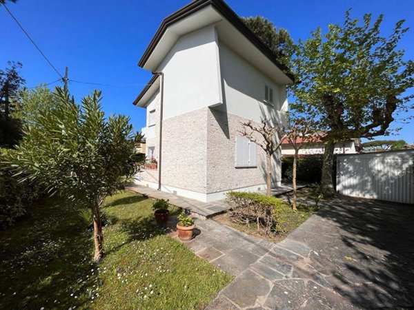 casa indipendente in affitto a Forte dei Marmi in zona Vittoria Apuana