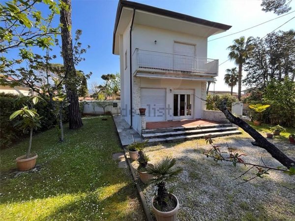 casa indipendente in affitto a Forte dei Marmi in zona Vittoria Apuana