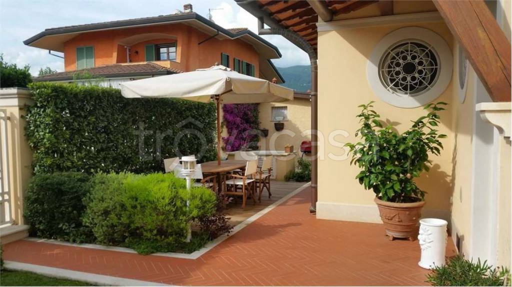 casa indipendente in affitto a Forte dei Marmi in zona Vittoria Apuana