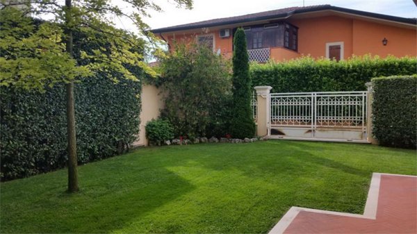 casa indipendente in affitto a Forte dei Marmi in zona Vittoria Apuana