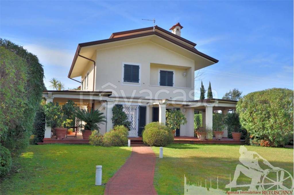 casa indipendente in affitto a Forte dei Marmi in zona Vittoria Apuana