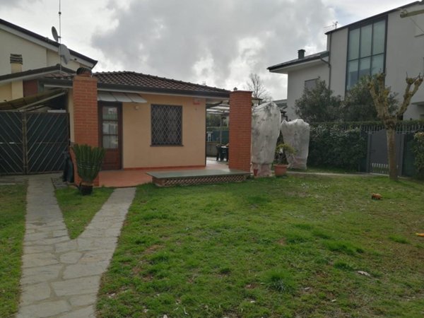 casa indipendente in affitto a Forte dei Marmi in zona Vittoria Apuana