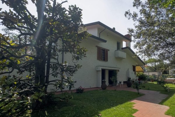 casa indipendente in affitto a Forte dei Marmi in zona Vittoria Apuana