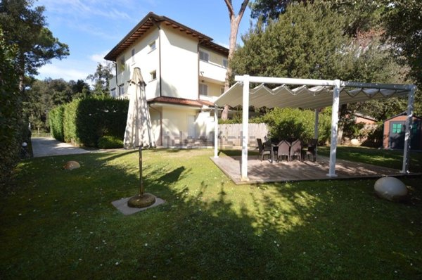 appartamento in affitto a Forte dei Marmi in zona Vittoria Apuana