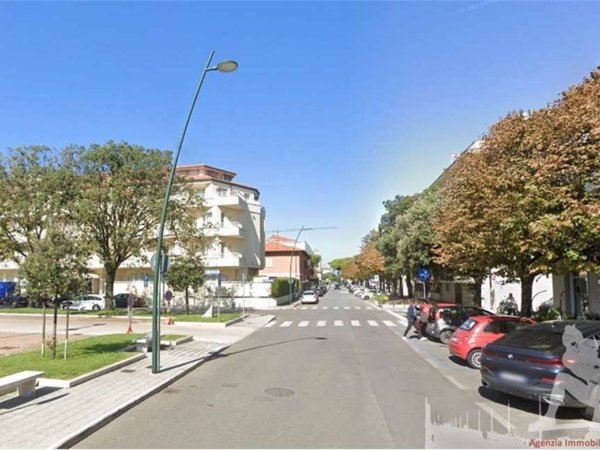 negozio in affitto a Forte dei Marmi in zona Roma Imperiale