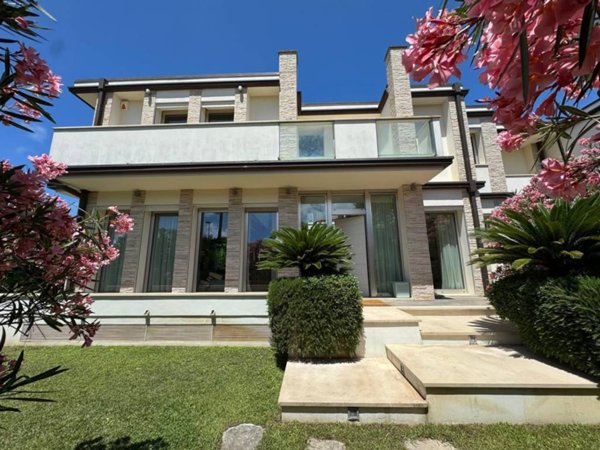 casa indipendente in affitto a Forte dei Marmi in zona Roma Imperiale