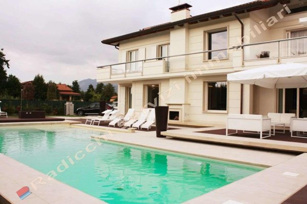 casa indipendente in affitto a Forte dei Marmi in zona Vittoria Apuana