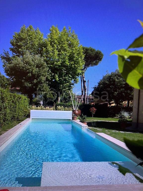casa indipendente in affitto a Forte dei Marmi in zona Vittoria Apuana
