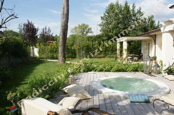 casa indipendente in affitto a Forte dei Marmi in zona Roma Imperiale