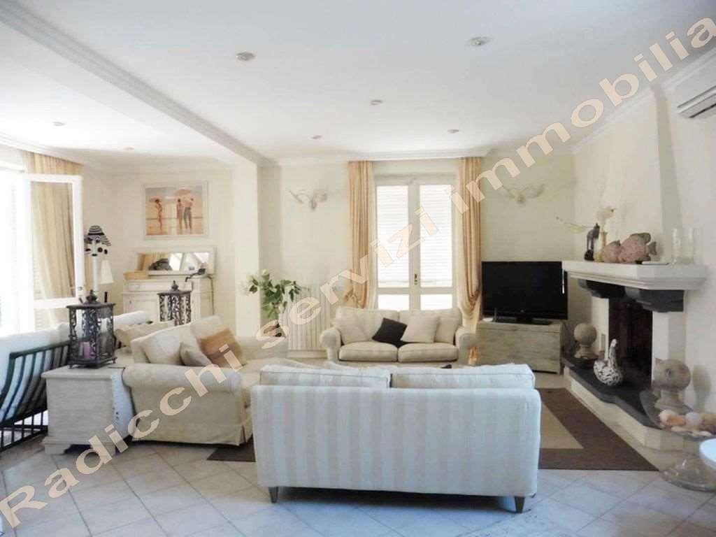 casa indipendente in affitto a Forte dei Marmi in zona Vittoria Apuana