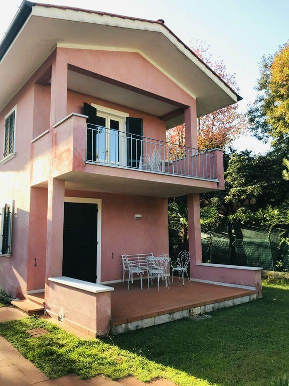 casa indipendente in affitto a Forte dei Marmi in zona Vittoria Apuana