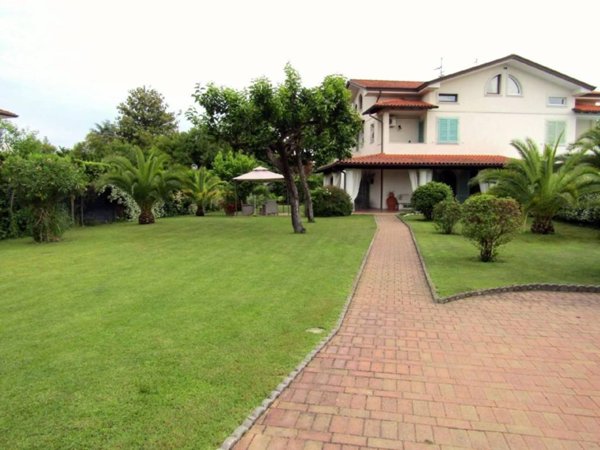 casa indipendente in affitto a Forte dei Marmi in zona Vittoria Apuana