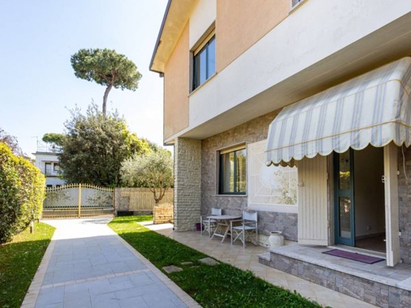 casa indipendente in affitto a Forte dei Marmi in zona Vittoria Apuana