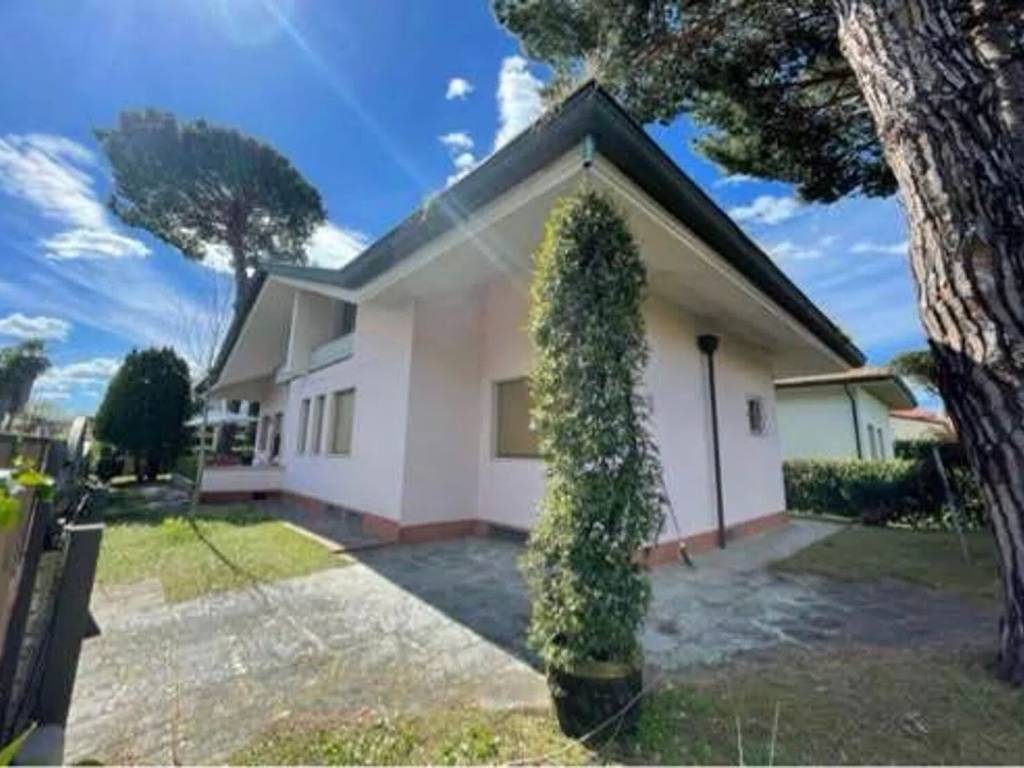 casa indipendente in affitto a Forte dei Marmi in zona Vittoria Apuana