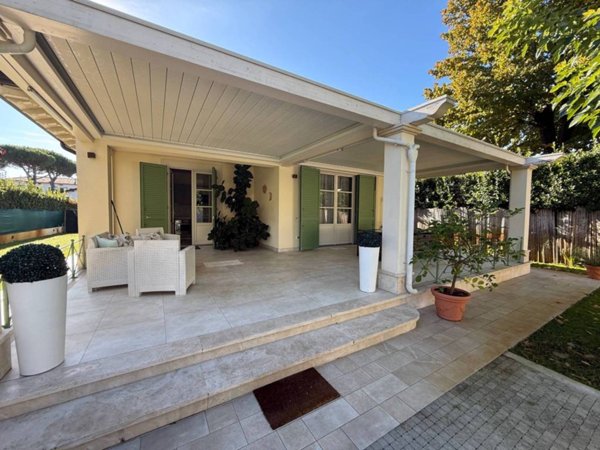 casa indipendente in affitto a Forte dei Marmi in zona Vittoria Apuana