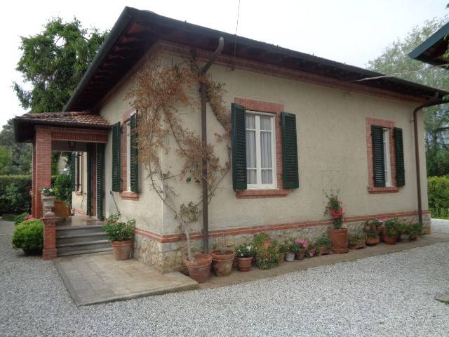 casa indipendente in affitto a Forte dei Marmi in zona Vittoria Apuana