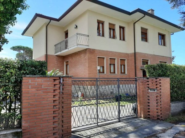 casa indipendente in affitto a Forte dei Marmi in zona Vittoria Apuana