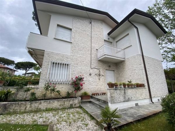 casa indipendente in affitto a Forte dei Marmi in zona Vittoria Apuana
