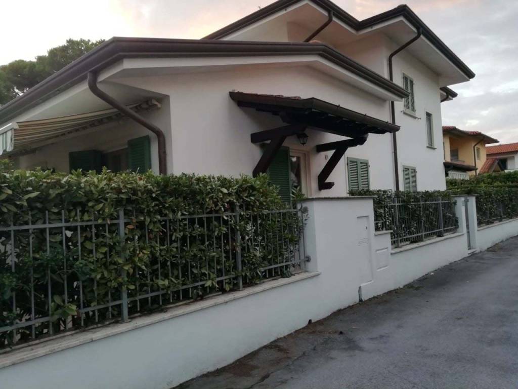 casa indipendente in affitto a Forte dei Marmi in zona Vittoria Apuana