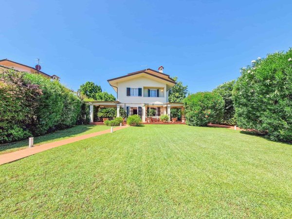 casa indipendente in affitto a Forte dei Marmi in zona Vittoria Apuana