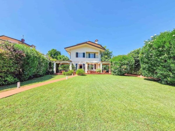 casa indipendente in affitto a Forte dei Marmi in zona Vittoria Apuana