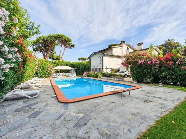 casa indipendente in affitto a Forte dei Marmi in zona Vittoria Apuana