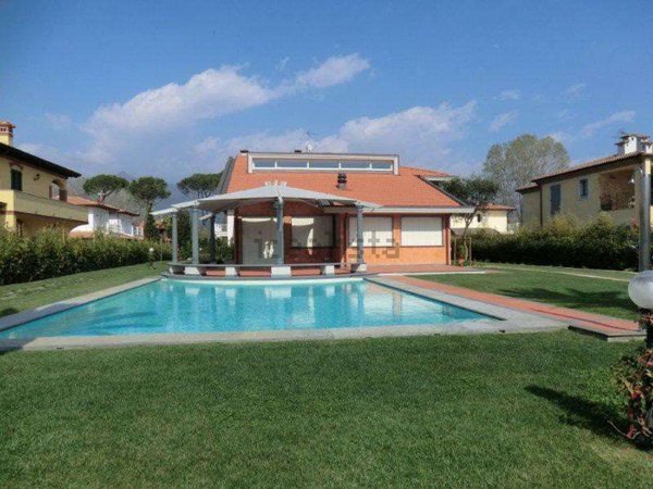 casa indipendente in affitto a Forte dei Marmi in zona Vittoria Apuana