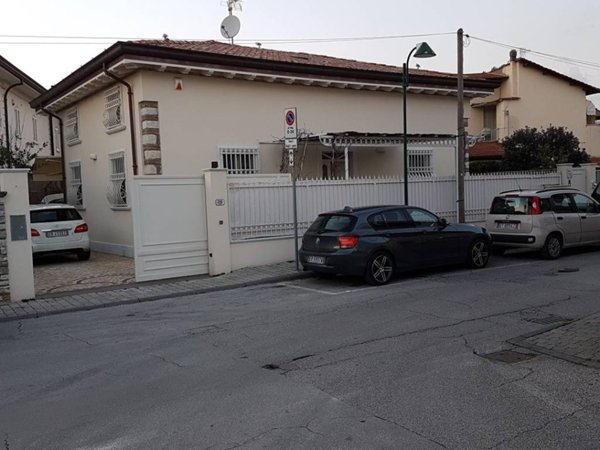 casa indipendente in affitto a Forte dei Marmi in zona Vittoria Apuana