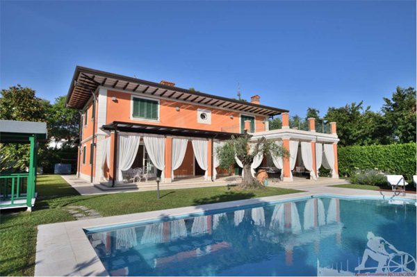 casa indipendente in affitto a Forte dei Marmi in zona Roma Imperiale