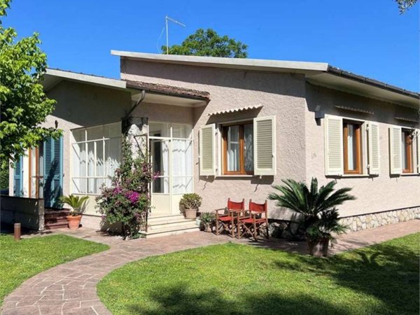 casa indipendente in affitto a Forte dei Marmi in zona Vittoria Apuana
