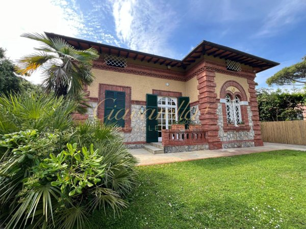 casa indipendente in affitto a Forte dei Marmi in zona Roma Imperiale