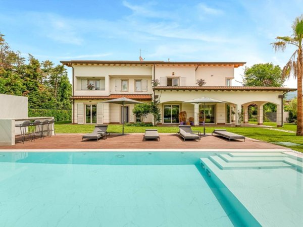 casa indipendente in affitto a Forte dei Marmi in zona Vittoria Apuana