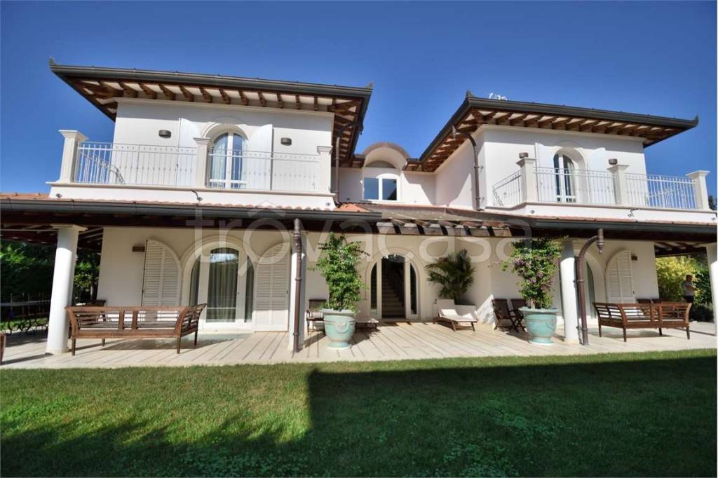 casa indipendente in affitto a Forte dei Marmi in zona Vittoria Apuana